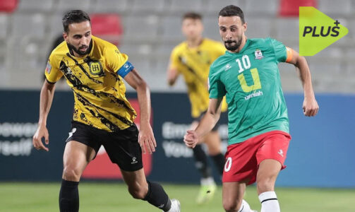 الحكم أدهم مخادمة يدير مباراة كرة قدم حاسمة بين فريقي الوحدات والحسين في الدوري الأردني للمحترفين.