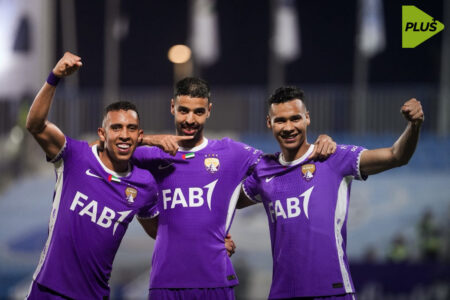 لاعبون يتنافسون على الكرة في مباراة بدوري أدنوك للمحترفين، مع التركيز على صراع الصدارة