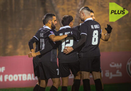 لاعبو الأهلي يحتفلون بهدف الفوز ضد شباب الأردن في دوري المحترفين الأردني