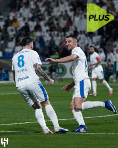 احتفال سيرجي ميلينكوفيتش سافيتش بهدف الفوز للهلال ضد الفتح في الدوري السعودي.