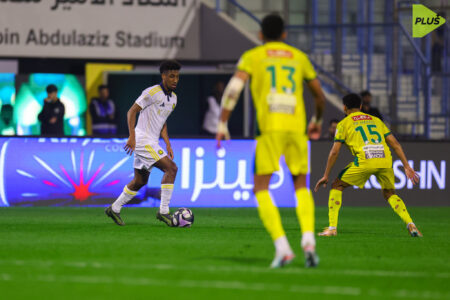 لاعبي النصر يحتفلون بفوزهم الكبير على الخليج في دوري روشن السعودي.