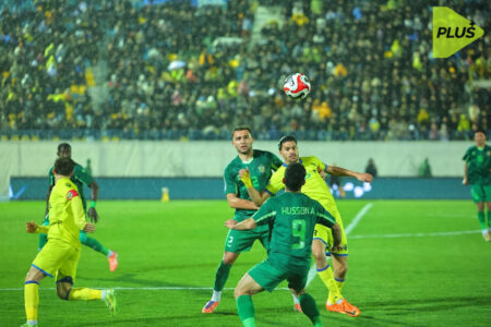 لاعبي الشرطة ودهوك يتنافسون على الكرة في مباراة الدوري العراقي