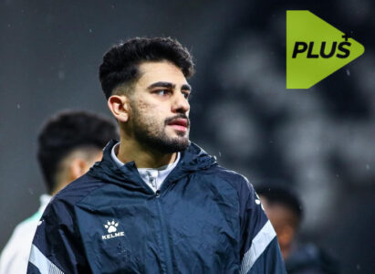 لقطة من مباراة كرة قدم في الدوري العراقي تظهر لاعبي الزوراء وأمانة بغداد يتنافسون على الكرة.