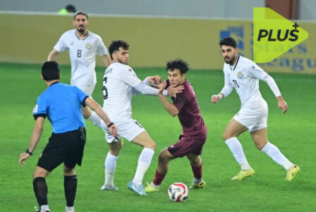 لاعبي الزوراء ونفط ميسان يتنافسون على الكرة في مباراة الدوري العراقي