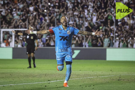 كارلو أنشيلوتي يتحدث في مؤتمر صحفي حول قرار استبعاد نيمار من منتخب البرازيل.