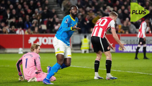 لاعبي برينتفورد وولفرهامبتون يحتفلون و يتفاعلون خلال مباراة مثيرة في الدوري الإنجليزي الممتاز.