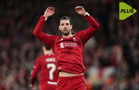 لاعبو ليفربول وبرايتون يتنافسون على الكرة في مباراة الدوري الإنجليزي