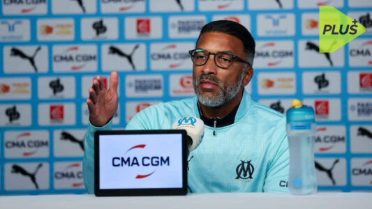 لاعبي مارسيليا يحتفلون بهدف الفوز في مباراة حاسمة