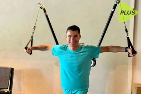 كريستيانو رونالدو يتدرب في صالة الألعاب الرياضية مبتسمًا، إشارة لتعافيه وعودته الوشيكة للنصر.