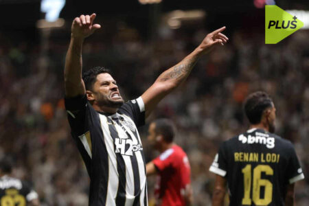 لقطة من الشجار الجماعي بين لاعبي كروزيرو وأتلتيكو مينيرو في نهائي Campeonato Mineiro، يظهر فيها اللاعبون يتشاجرون.