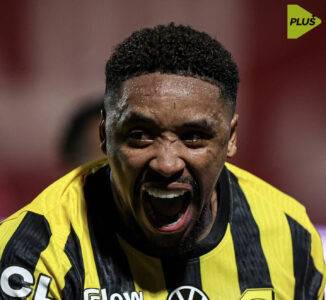 لاعب الاتحاد دومبيا مصابًا بالرباط الصليبي يغادر الملعب