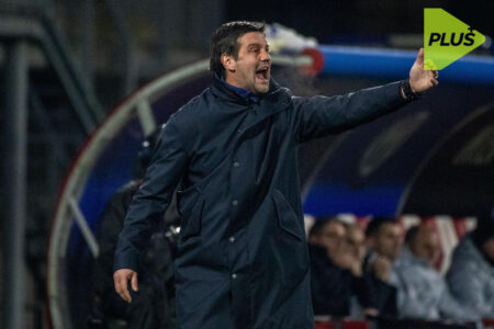 لقطة من مباراة كرة قدم أوروبية تظهر لاعبين يتنافسون على الكرة، مع التركيز على أجواء الملعب.