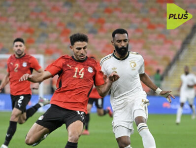 شعار فيفا بجانب علمي مصر والسعودية، يرمز لاعتماد المباراة الدولية