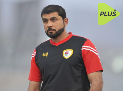 حمد العزاني مدرب منتخب عمان الجديد يصافح مسؤولاً رياضياً