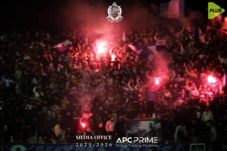 جماهير نادي حطين تحتفل في المدرجات بعد فوزها بجائزة أفضل جمهور في الدوري السوري.