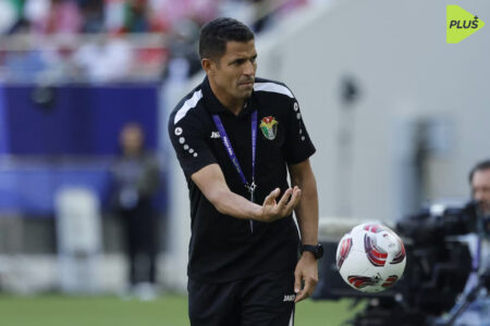 المدرب المغربي الحسين عموتة يقود تدريبات فريق الوداد الرياضي