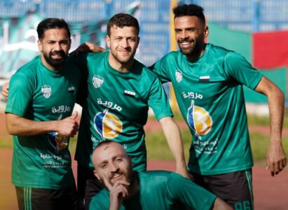 لاعبي خان شيخون يحتفلون بالفوز في ديربي إدلب ضد أمية.