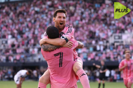 صورة ليونيل ميسي يبتسم في ملعب إنتر ميامي الجديد مع لافتة مدرج ميسي