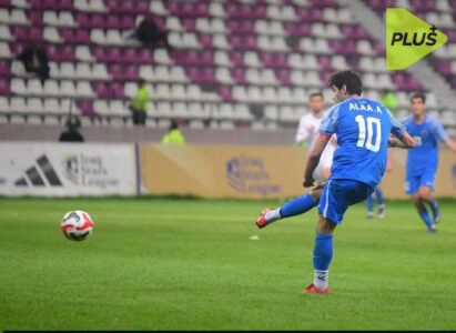 لقطة من مباراة حماسية في دوري نجوم العراق تظهر لاعبين يتنافسون على الكرة، مع شعار الدوري في الخلفية.