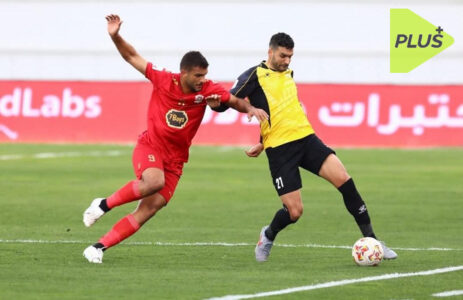 صورة جماهيرية حماسية في مباراة كرة قدم أردنية تظهر التنافس الشديد على الصدارة