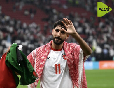 لاعبو المنتخب الأردني "النشامى" يحتفلون بالفوز مرتدين الشماغ الأردني الأحمر والأبيض.