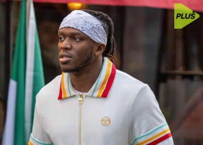 KSI يقف بجانب آندي كارول في مؤتمر صحفي لنادي داجنهام وريدبريدج.