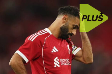 محمد صلاح مصاب يغادر الملعب بقميص ليفربول