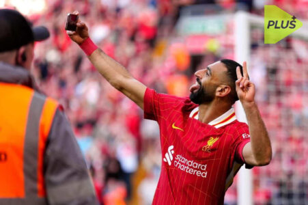 محمد صلاح يحتفل بهدف مع ليفربول، يبرز إرثه الكروي