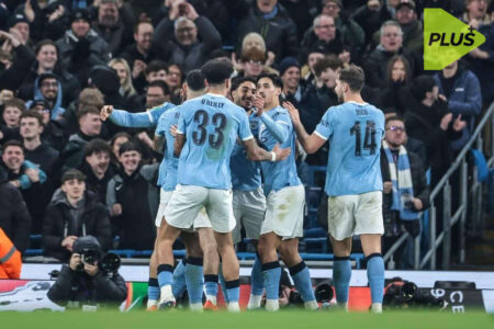 لاعبو نيوكاسل ومانشستر سيتي يتنافسون على الكرة في مباراة كأس الاتحاد الإنجليزي