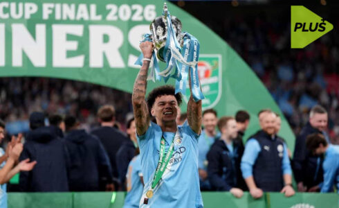 نيكو أورايلي يحتفل بهدف في نهائي كأس الرابطة مع مانشستر سيتي