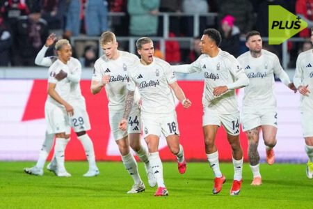 احتفال لاعبي نوتنغهام فورست بعد الفوز بركلات الترجيح على ميتييلاند في الدوري الأوروبي