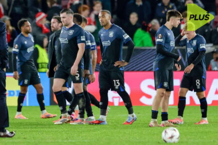 مشجعون يقتحمون الملعب خلال ديربي أولد فيرم بين سلتيك ورينجرز