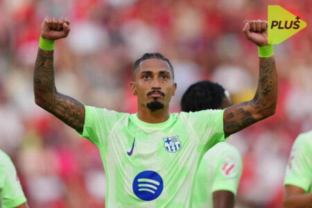 رافينيا لاعب برشلونة والبرازيل يغادر الملعب مصابًا