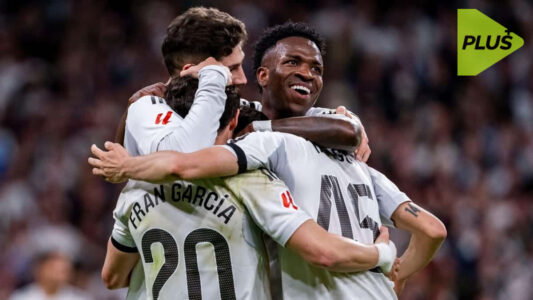 احتفال لاعبي ريال مدريد بعد تسجيل هدف ضد إلتشي في مباراة الدوري الإسباني