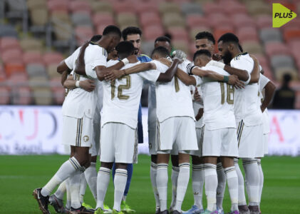 صورة جماعية للاعبي منتخب السعودية مع مدربهم بعد التعديلات الجديدة في القائمة