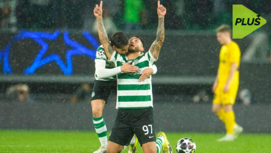 لاعبي سبورتنج يحتفلون بعد الفوز التاريخي على بودو/جليمت في دوري أبطال أوروبا