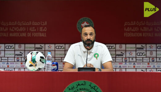 المدرب المغربي طارق السكتيوي يصافح مسؤولاً من الاتحاد العماني لكرة القدم بعد توقيع العقد.