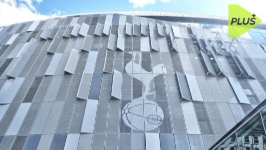 مشجعو توتنهام يتلقون حظرًا مدى الحياة بسبب تحية نازية في مباراة دوري أبطال أوروبا.