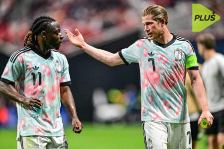 لاعبي منتخب أمريكا وبلجيكا يتنافسون في مباراة كرة قدم ودية.