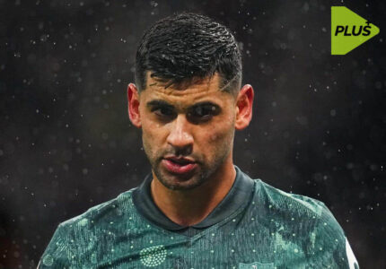 ميكي فان دي فين مدافع توتنهام يتحدث لوسائل الإعلام