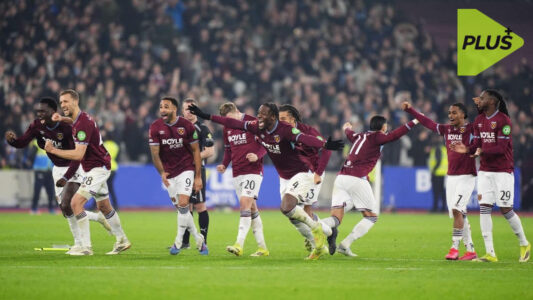فرحة لاعبي وست هام بعد الفوز بركلات الترجيح في كأس الاتحاد الإنجليزي