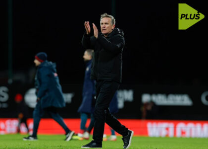 لاعبي ريكسهام يحتفلون بفوزهم على سوانزي سيتي في مباراة ديربي مثيرة.