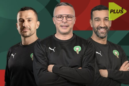 يوسف حجي مع الجهاز الفني للمنتخب المغربي