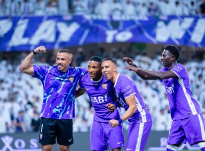 لاعبي العين يحتفلون بهدف الفوز القاتل ضد شباب الأهلي في دوري أدنوك للمحترفين.