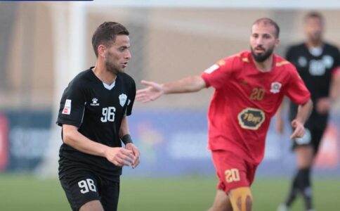 فريق البقعة يحتفل بفوزه على الجزيرة في مباراة كرة قدم بالدوري الأردني