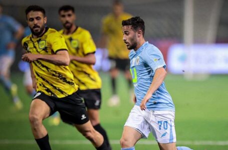 لاعبو الحسين والفيصلي يتنافسون على الكرة في قمة الدوري الأردني