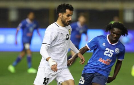 لاعبي الحسين إربد والرمثا يتنافسون على الكرة في مباراة سابقة بالدوري الأردني.