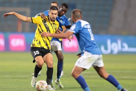 لاعبي الحسين إربد والسلط يتنافسون على الكرة في مباراة حاسمة بالدوري الأردني.