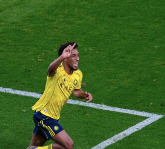 احتفال لاعبي النصر بعد فوزهم على الاتفاق بهدف كومان في الدوري السعودي.