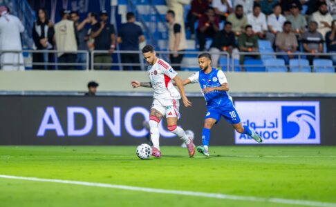 لاعبي النصر يحتفلون بهدف الفوز ضد الجزيرة في دوري أدنوك للمحترفين.